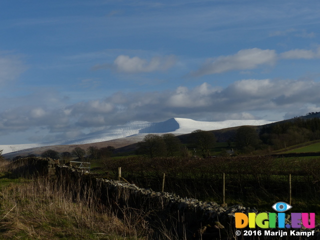 FZ026022 Snow on Pen Y Fan